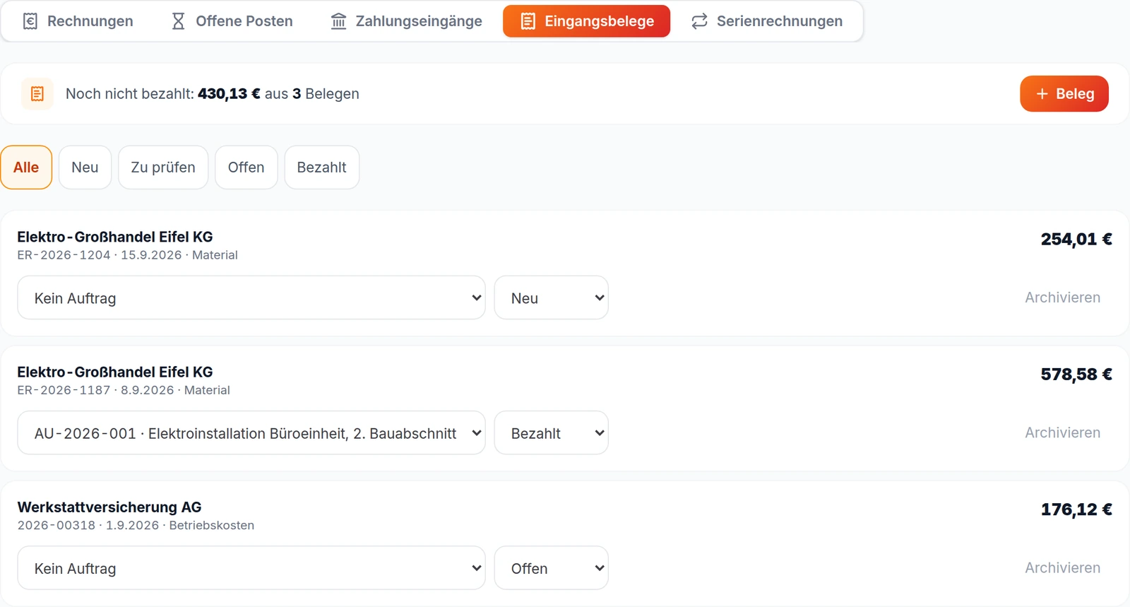 Eingangsbelege in kurzhand: drei Lieferantenrechnungen mit Nummer, Datum, Kostenart und Betrag; eine ist dem Auftrag AU-2026-001 zugeordnet und bezahlt, eine liegt ohne Auftrag