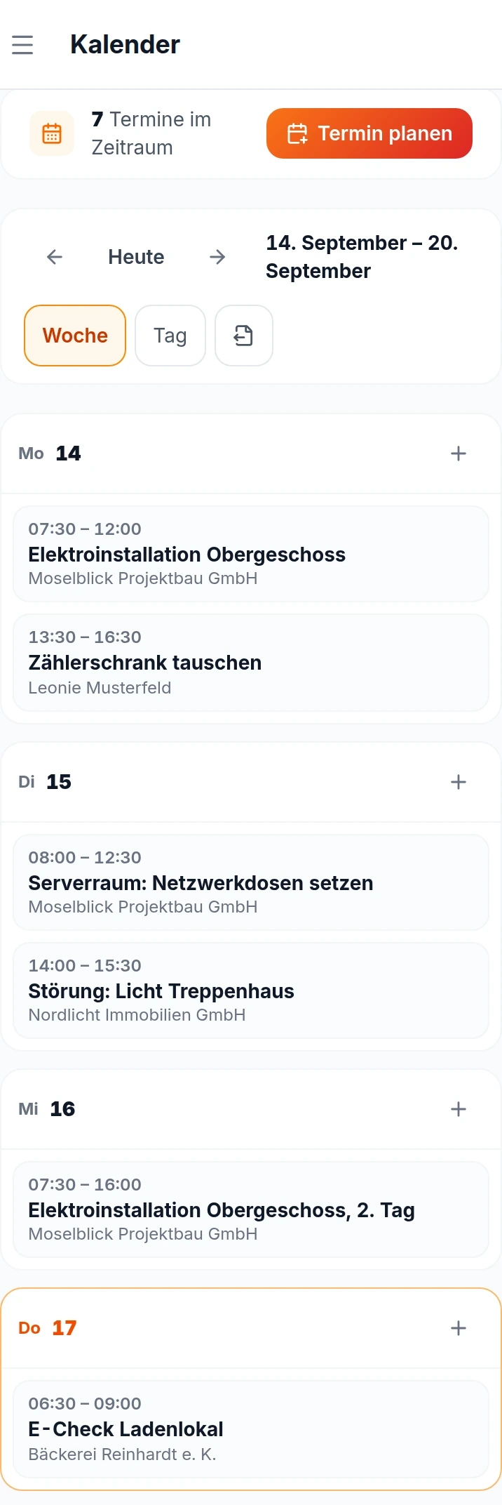Derselbe Kalender auf dem Telefon: die Woche untereinander, Montag bis Donnerstag mit ihren Einsätzen, jeder mit Uhrzeit und Kunde