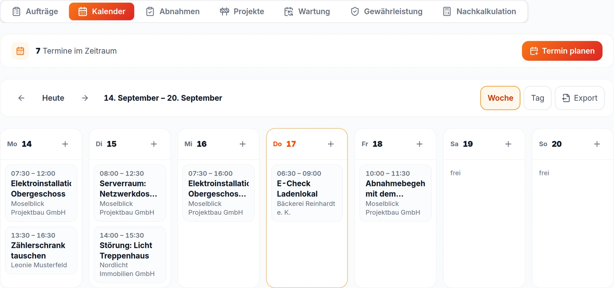 Wochenansicht des kurzhand-Kalenders: sieben Einsätze von Montag bis Freitag mit Uhrzeit und Kunde — Elektroinstallation Obergeschoss, Zählerschrank tauschen, Serverraum Netzwerkdosen, Störung Licht Treppenhaus, E-Check Ladenlokal und Abnahmebegehung; Samstag und Sonntag frei