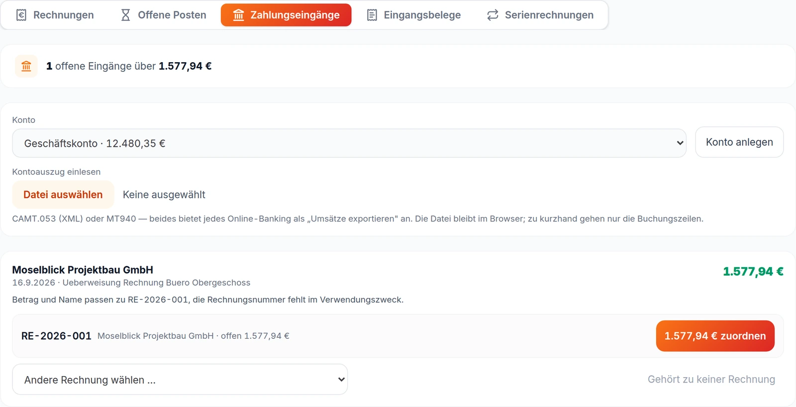 Zahlungseingänge in kurzhand: ein Eingang über 1.577,94 € mit dem Hinweis, dass Betrag und Name zu RE-2026-001 passen, und dem Knopf zum Zuordnen